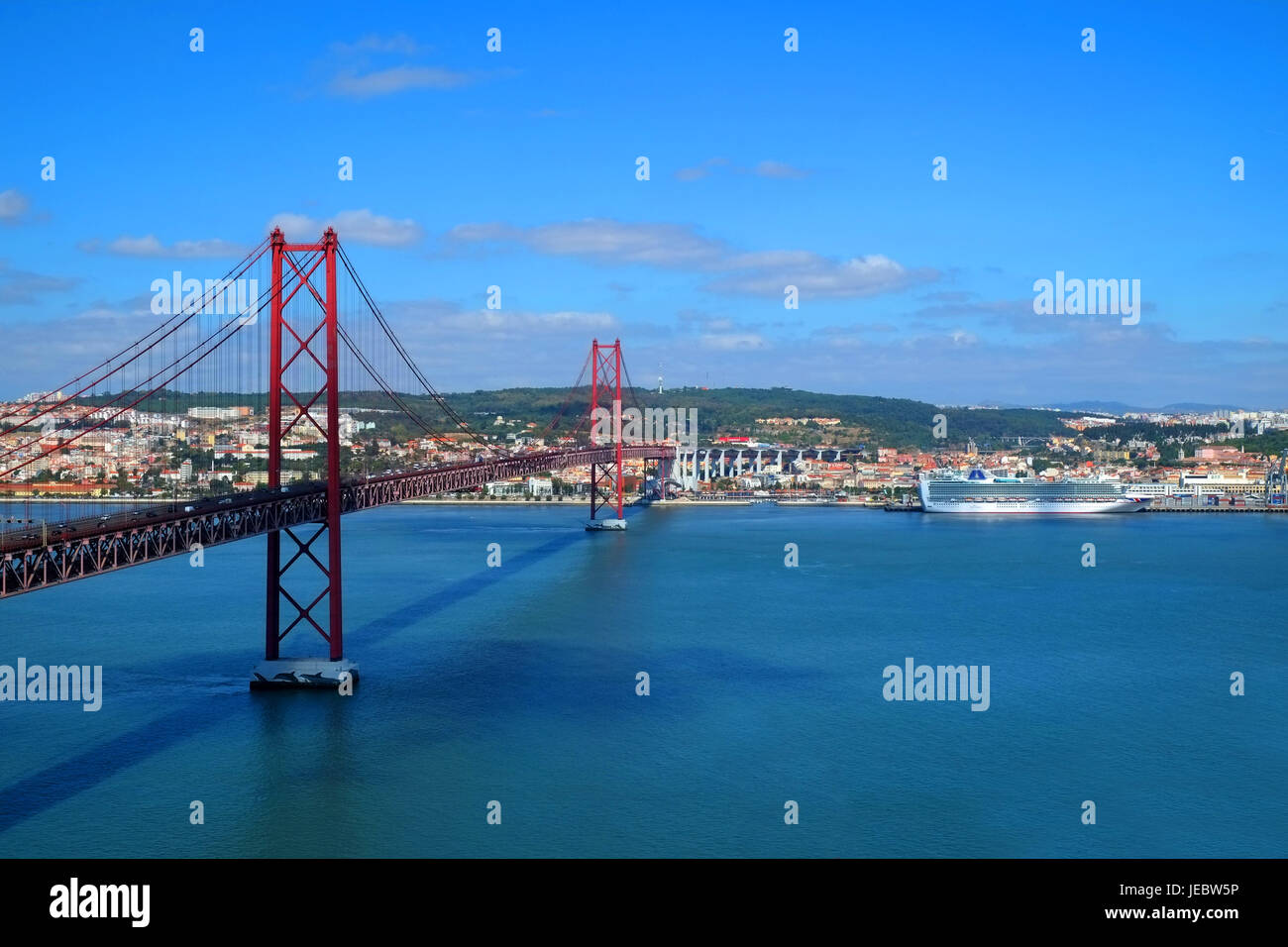 25 avril Pont sur le Tage et Lisbonne Portugal Almada eu Europe Banque D'Images
