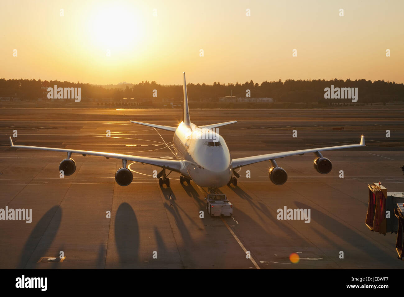 Japon, Tokyo, l'aéroport international de Narita, terrain d'atterrissage, avion, lumière du soir, de l'aéroport, à l'extérieur, voyage, voyage en avion, locations, soir, soirée tuning, la lumière du soleil, l'arrivée, le décollage, Banque D'Images