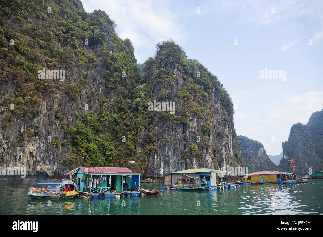 Vietnam, la baie d'Halong, natation, village Banque D'Images