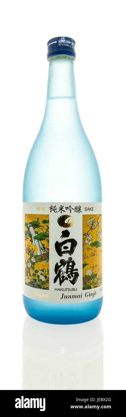 Winneconne, WI -17 juin 2017 : une bouteille de saké junmai ginjo sur un fond isolé Banque D'Images