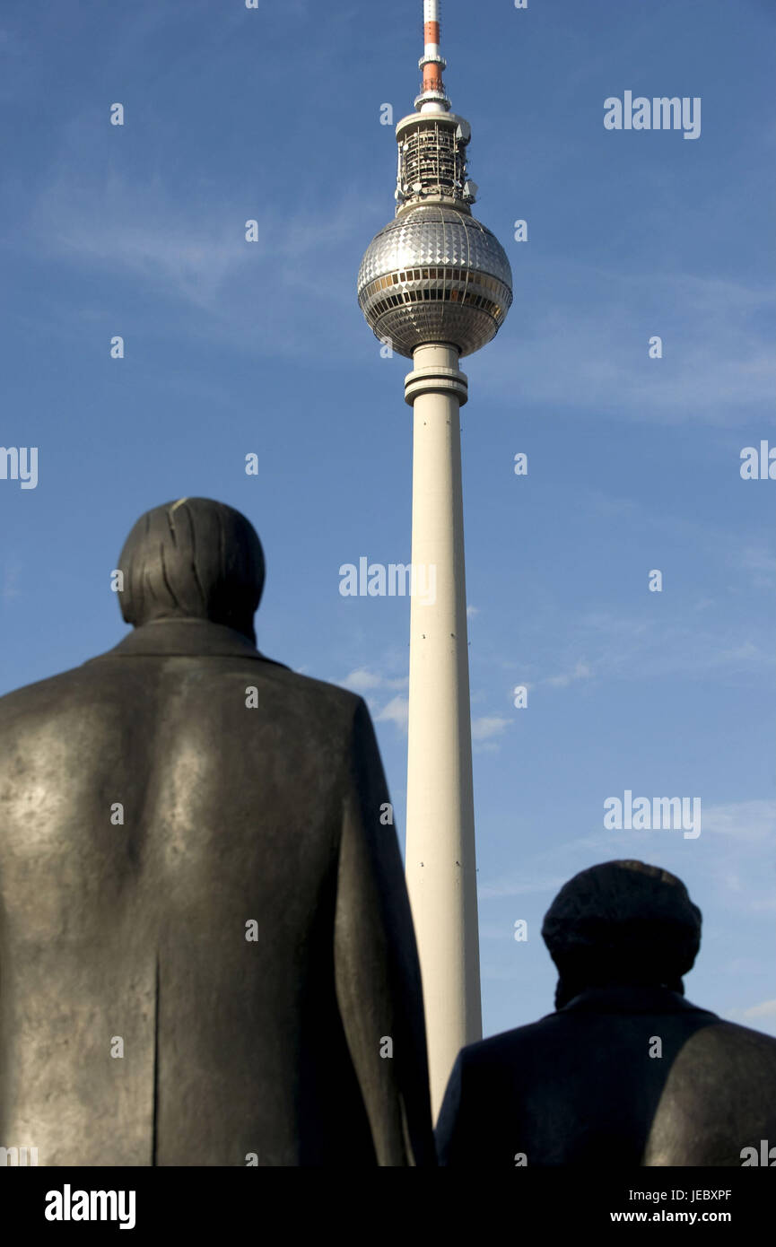 Allemagne, Berlin, les statues de Karl Marx et Friedrich Engel, dans l'arrière-plan, la tour de télévision Banque D'Images