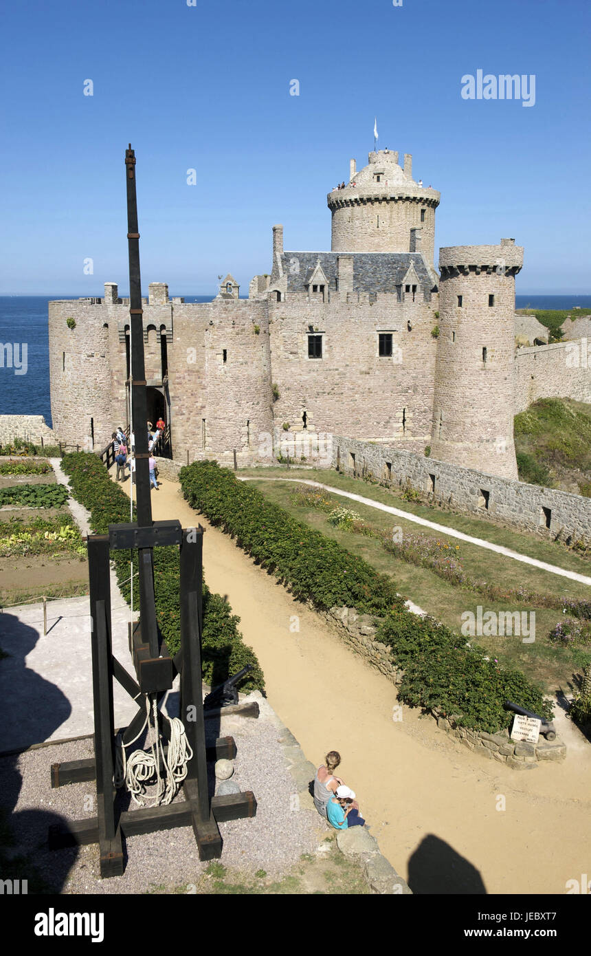 Au Fond Le Chateau Fort La Bar Banque D Image Et Photos Alamy Au Fond Le Chateau Fort La Bar Banque D Image Et Photos Alamy