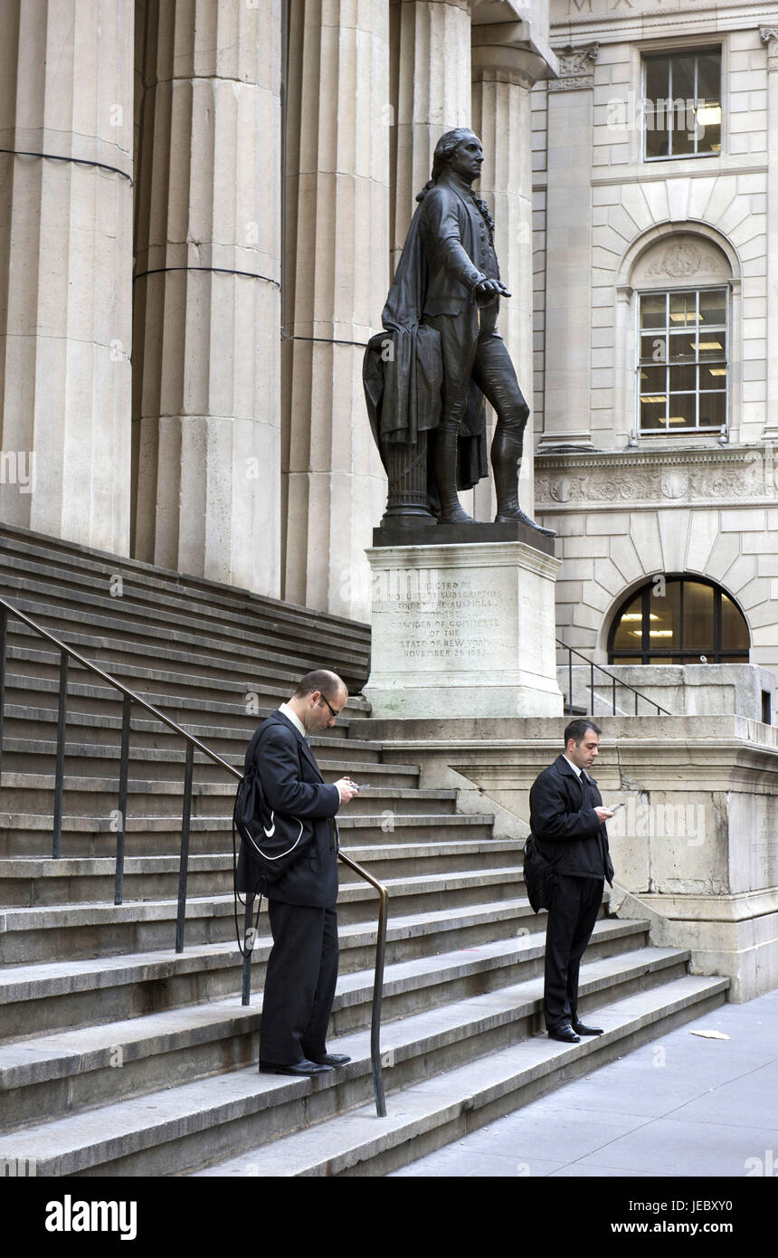 Les USA, l'Amérique, New York, Manhattan, Wall Street, la statue de George Washington, deux hommes sur les marches avant que le gouvernement fédéral son, Banque D'Images