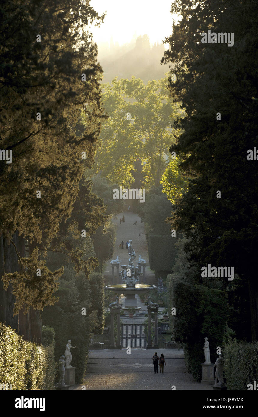 Italie, Toscane, Florence, l'Oltrarno, Giardino Tu Boboli, avenue de cyprès avec des statues, des puits dans l'arrière-plan, Banque D'Images