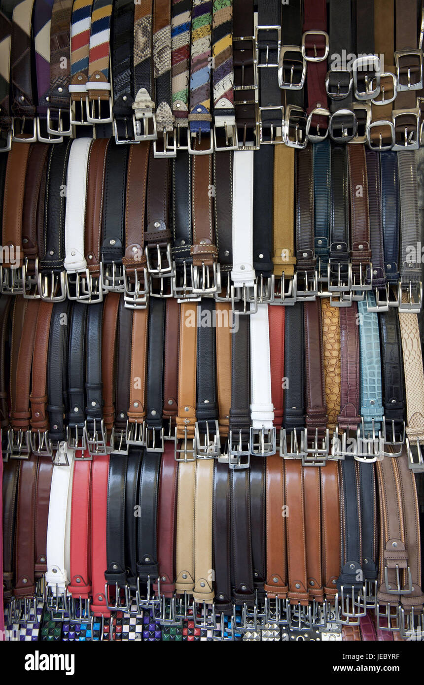 Italie, Toscane, Florence, balle en cuir, ceintures en gamme du marché moyen, close-up, Banque D'Images