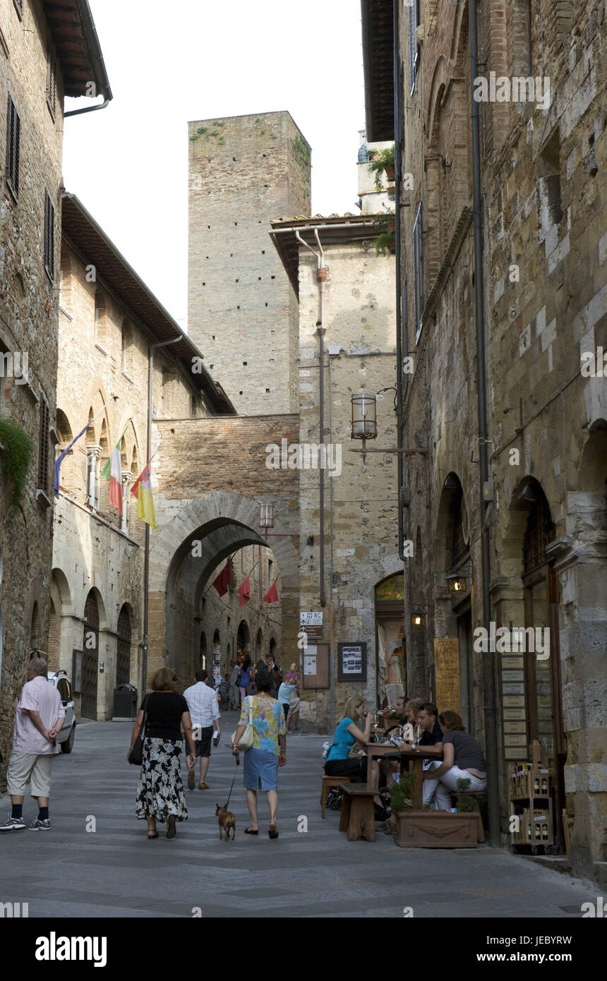 Italie, Toscane, Val d'Elsa, San Gimignano, les touristes dans la vieille ville, Banque D'Images