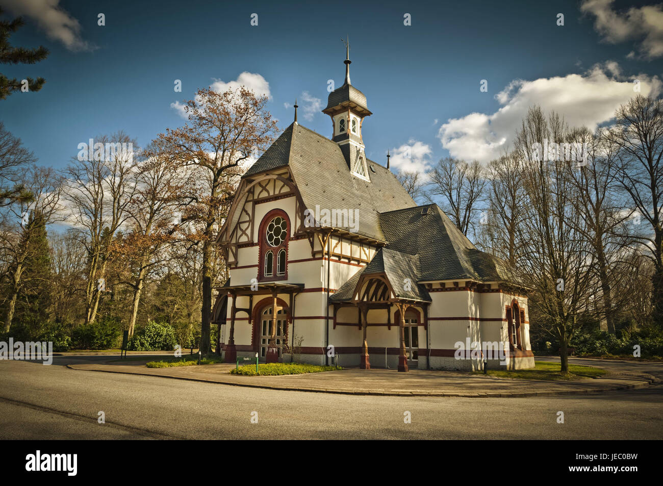 Allemagne, Hambourg, village Ohls, parc cimetière, band, arbres, chauve, reste, le souvenir, cimetière, foi, mémoire, mémoire, cimetière cimetière principal, chemin, espoir, pause, église, nature, parc, Parc, la religion, le repos, la mort, à l'infraction, transitoriness, vieux, au calme, affectueux, exceptionnellement, transitoire, bande de cimetière, église, religion, Banque D'Images