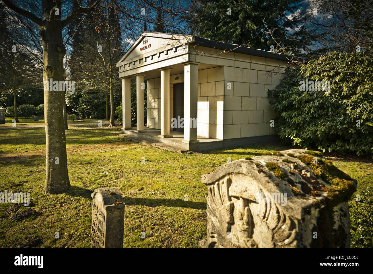 Allemagne, Hambourg, village Ohls, parc cimetière, tombe, cimetière, reste, le souvenir, la mémoire, la mémoire, la foi de cimetière, tombe, cimetière principal, l'espoir, pause, nature, parc, Parc, parc cimetière, la religion, le reste, la mort, à l'infraction, transitoriness, façon, vieux, au calme, affectueux, exceptionnellement, transitoire, personne, Banque D'Images