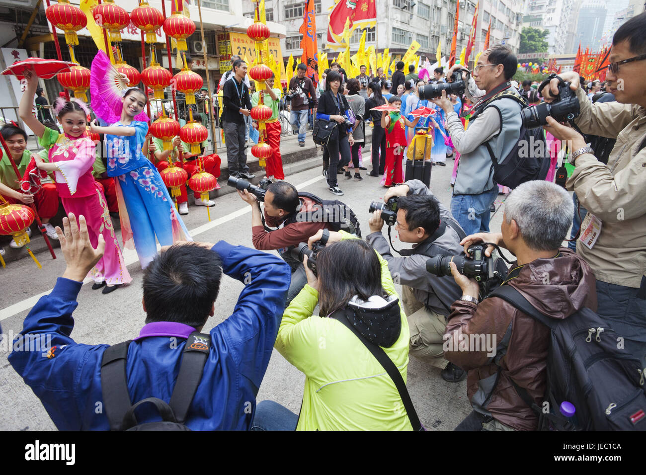 La Chine, Hong Kong, danseurs, photographes, les gens, les femmes, les jeunes, les hommes, de prendre des photos, danse, costumes, traditions, festival, fête, enregistrer, culture, tourisme, généralement, Banque D'Images