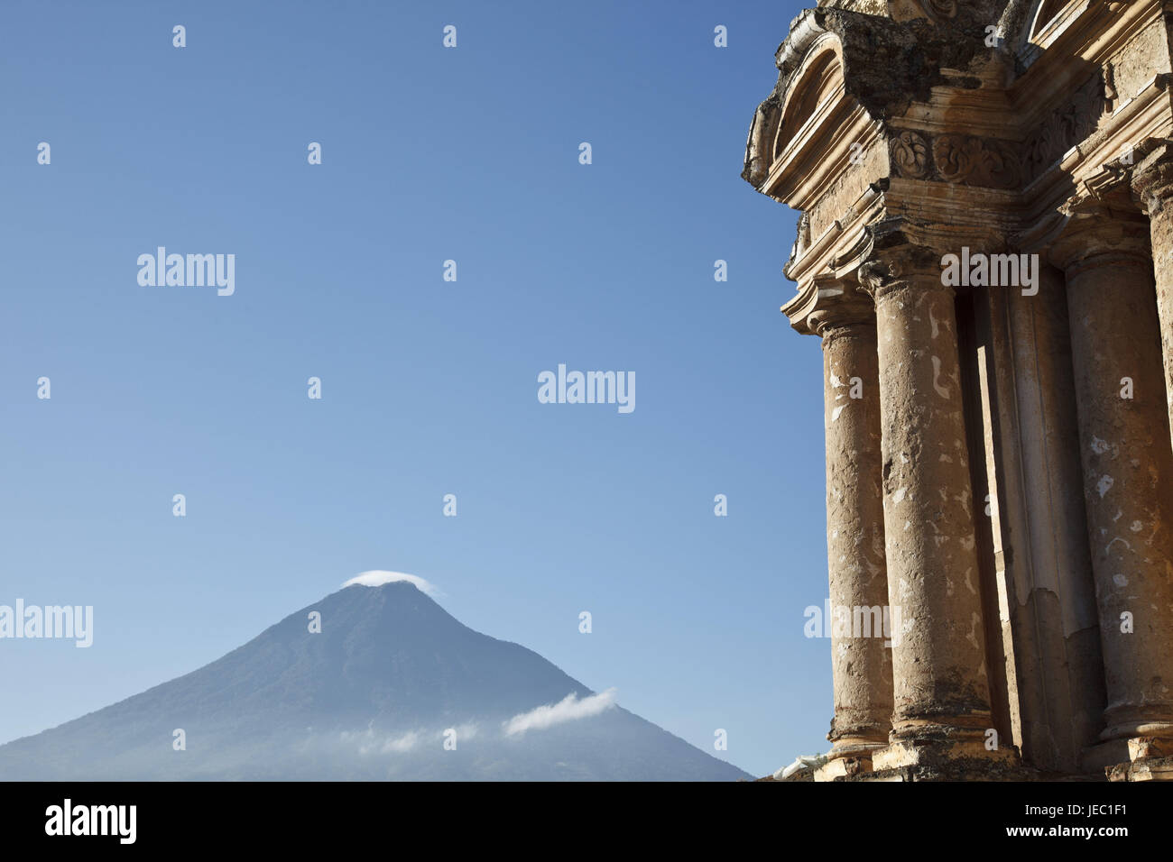 Guatemala, Antigua Guatemala, le volcan Agua, église, ruine, Banque D'Images