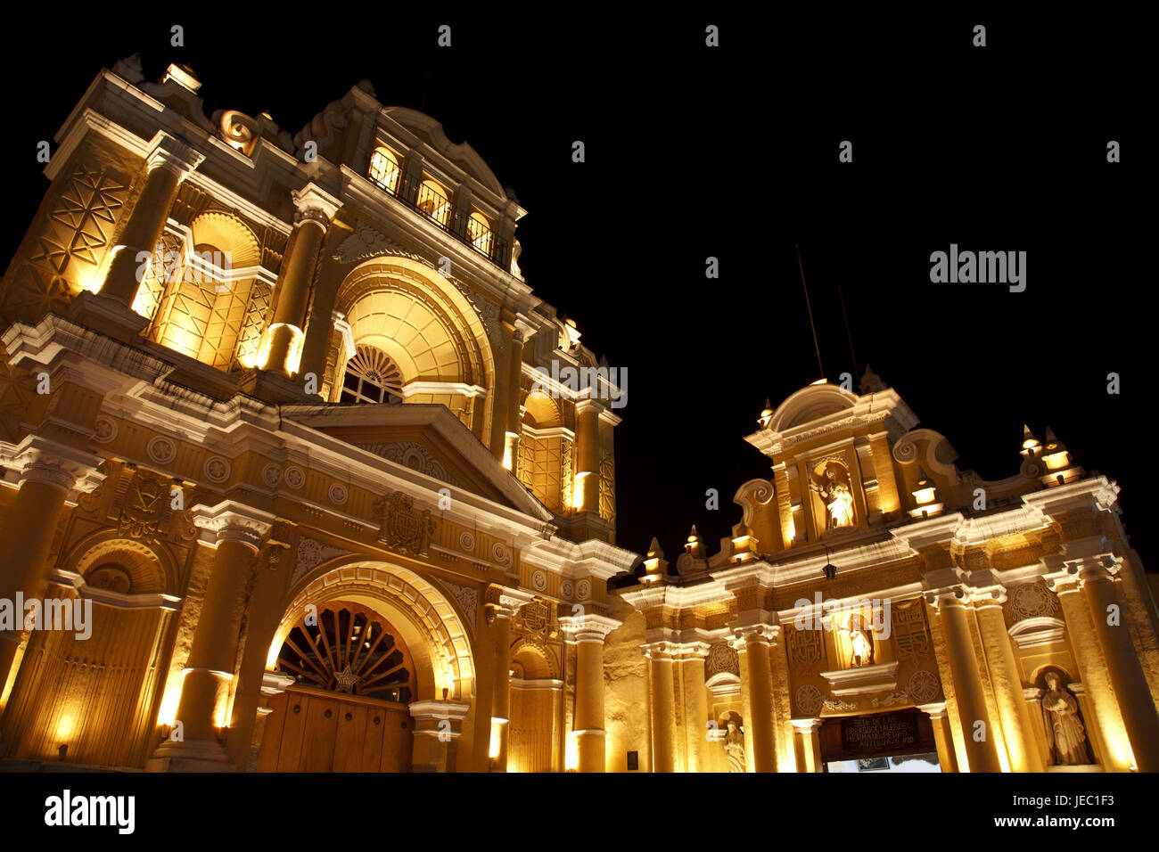 Au Guatemala, Antigua, l'église Santa Clara, nuit, Banque D'Images