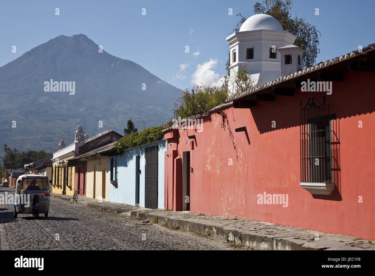 Guatemala, Antigua Guatemala, rue, maisons, le volcan Agua, Banque D'Images
