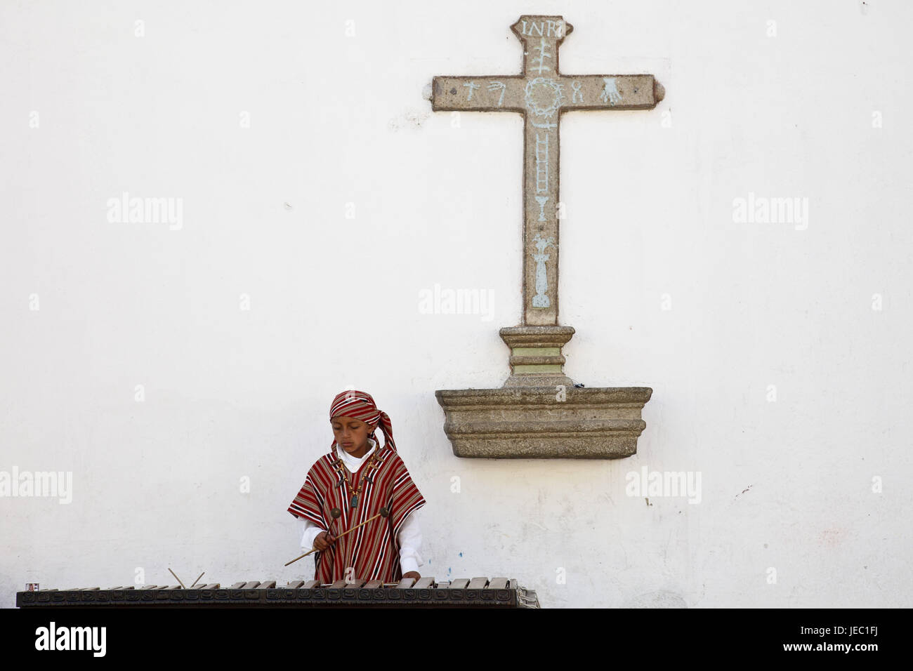 Guatemala, Antigua Guatemala, garçon, Maya, faire de la musique, Marimba, le modèle ne libération, Banque D'Images