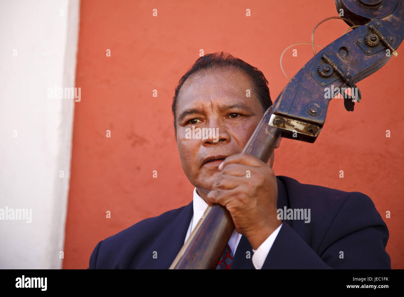 Guatemala, Antigua Guatemala, l'homme, de faire de la musique, basse, le modèle ne libération, Banque D'Images