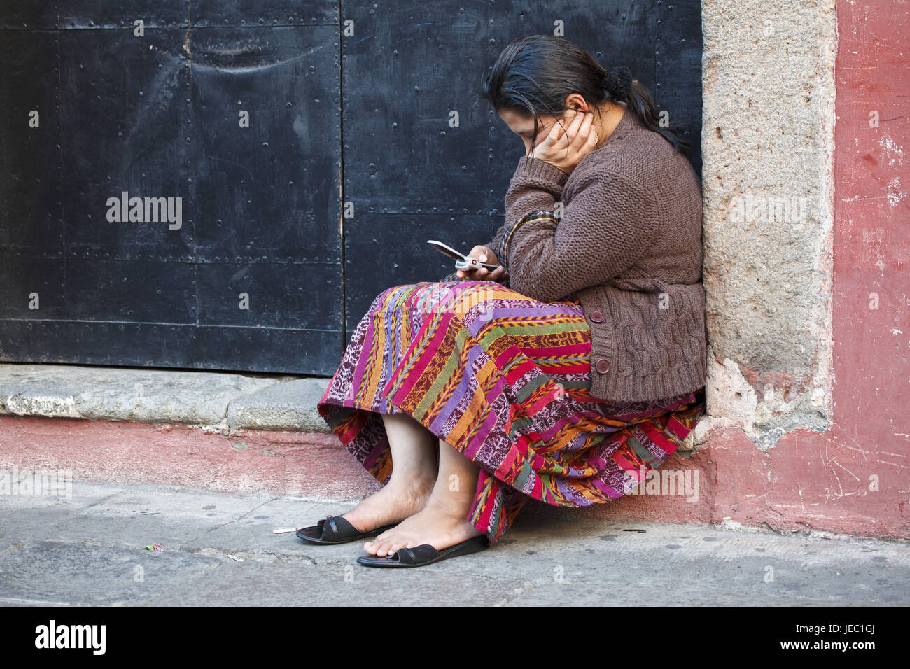 Guatemala, Antigua Guatemala, femme, Maya, phoning, le modèle ne libération, Banque D'Images