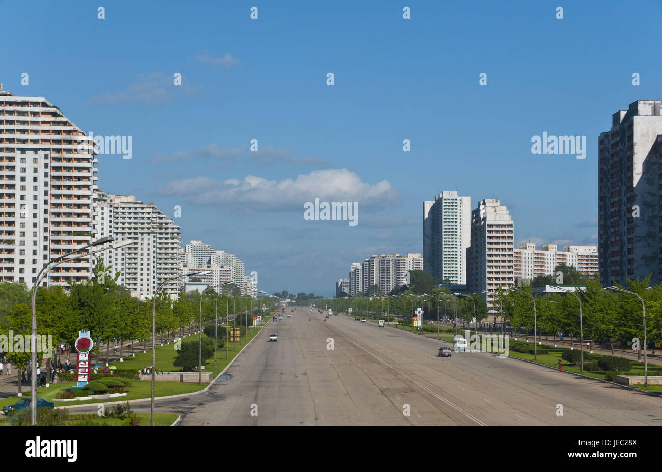 La ville, les immeubles à appartements à côté des rues vides, Pjongjang, la Corée du Nord, Banque D'Images