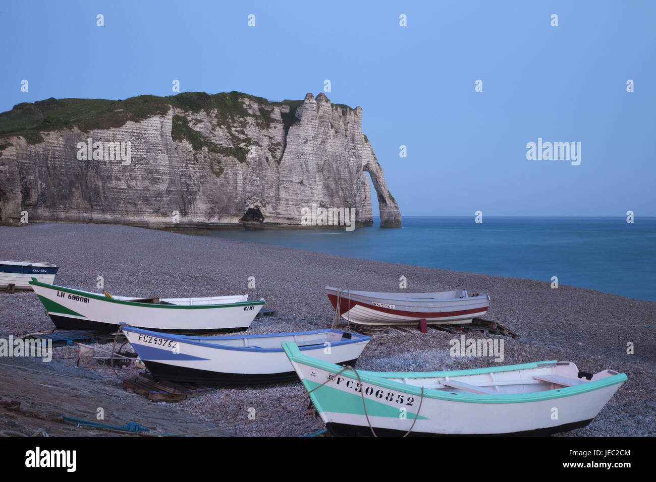 France, Normandie, Etretat, bateaux de pêche sur la plage, au crépuscule, Banque D'Images