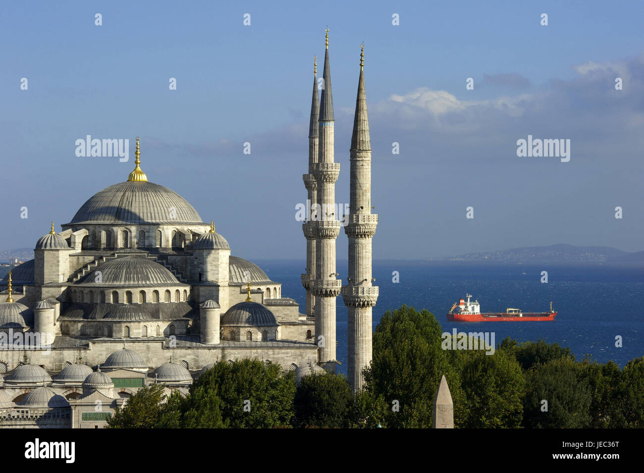 La Turquie, Istanbul, la mosquée du sultan Ahmed, mosquée bleue, un navire sur le Bosphore, Banque D'Images