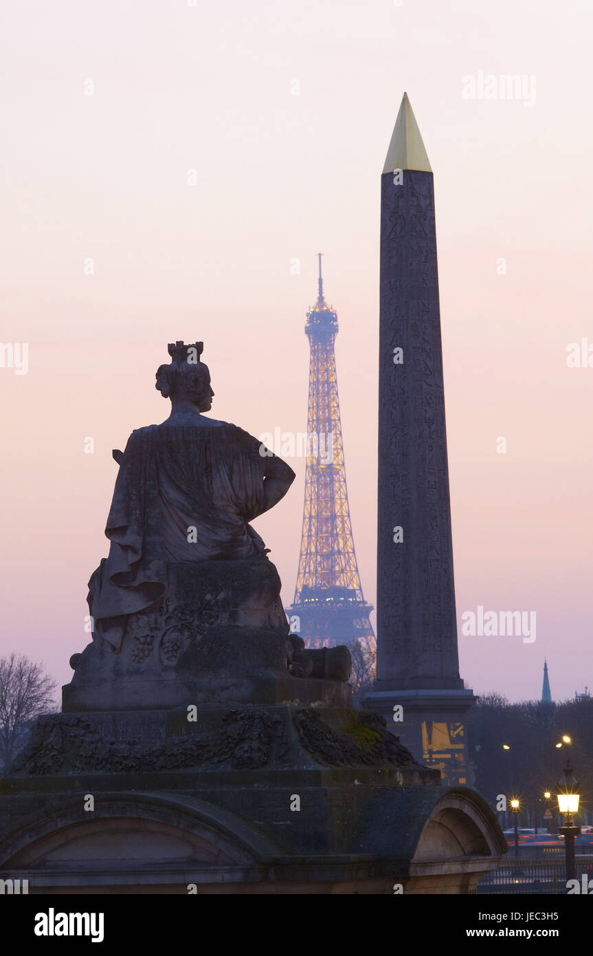 France, Paris, place de la Concorde, l'obélisque de Luxur et Tour Eiffel en arrière-plan, Banque D'Images