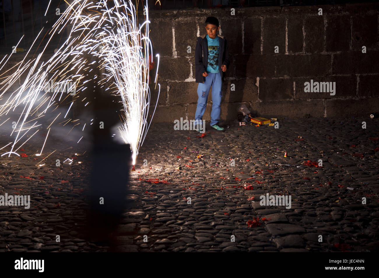 Guatemala, Antigua Guatemala, garçon, artifice, nouvelle année, le modèle ne libération, Banque D'Images
