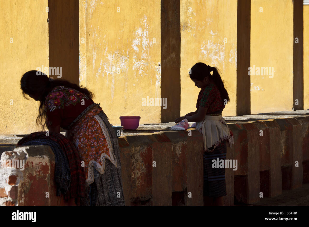 Guatemala, Antigua Guatemala, femme, fille, Maya, blanchisserie, lavage, le modèle ne libération, Banque D'Images