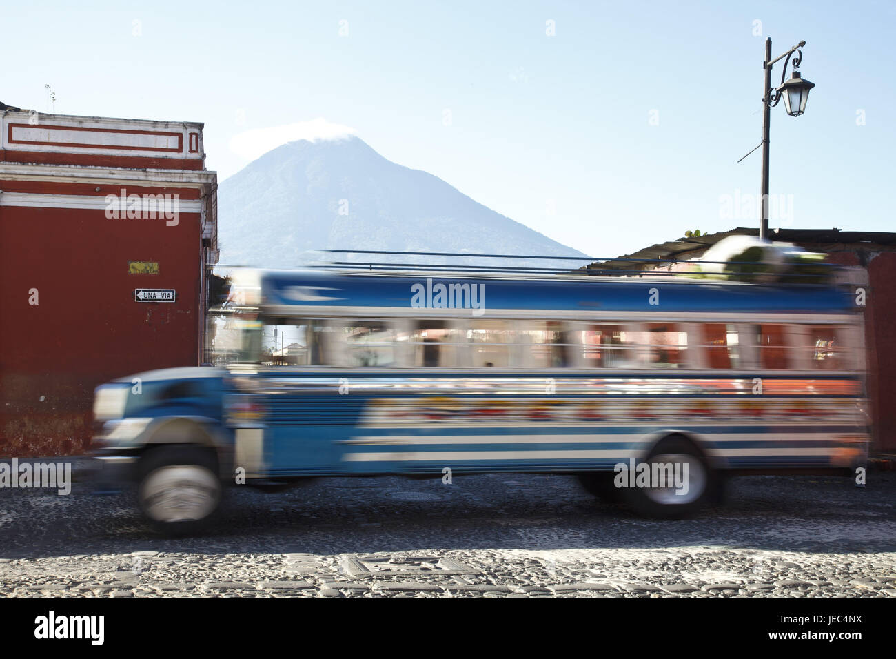 Guatemala, Antigua Guatemala, la rue, le bus, le volcan Agua, Banque D'Images