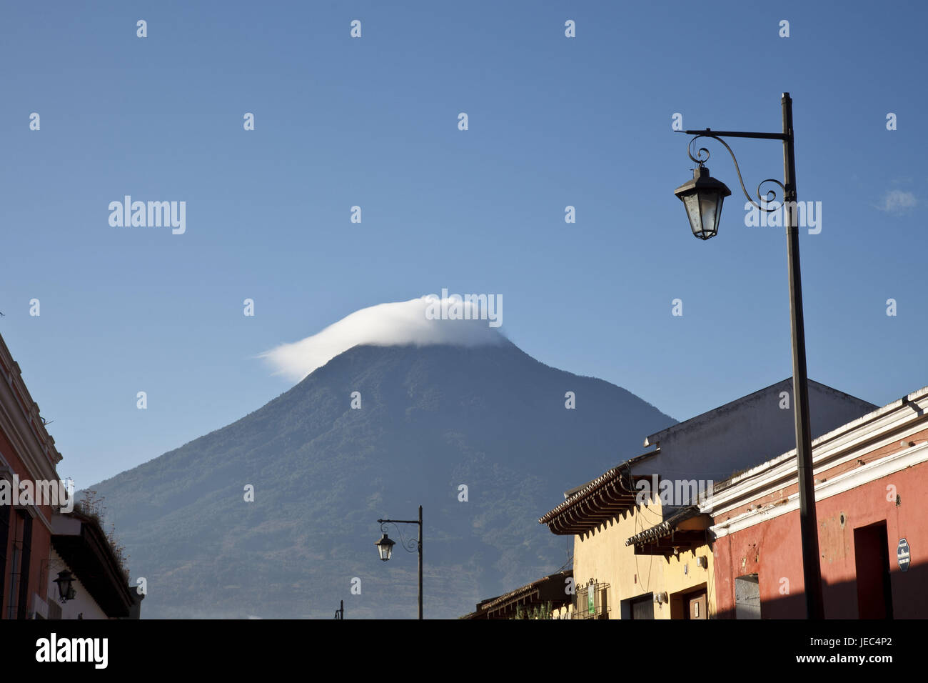 Guatemala, Antigua Guatemala, rue, maisons, le volcan Agua, Banque D'Images