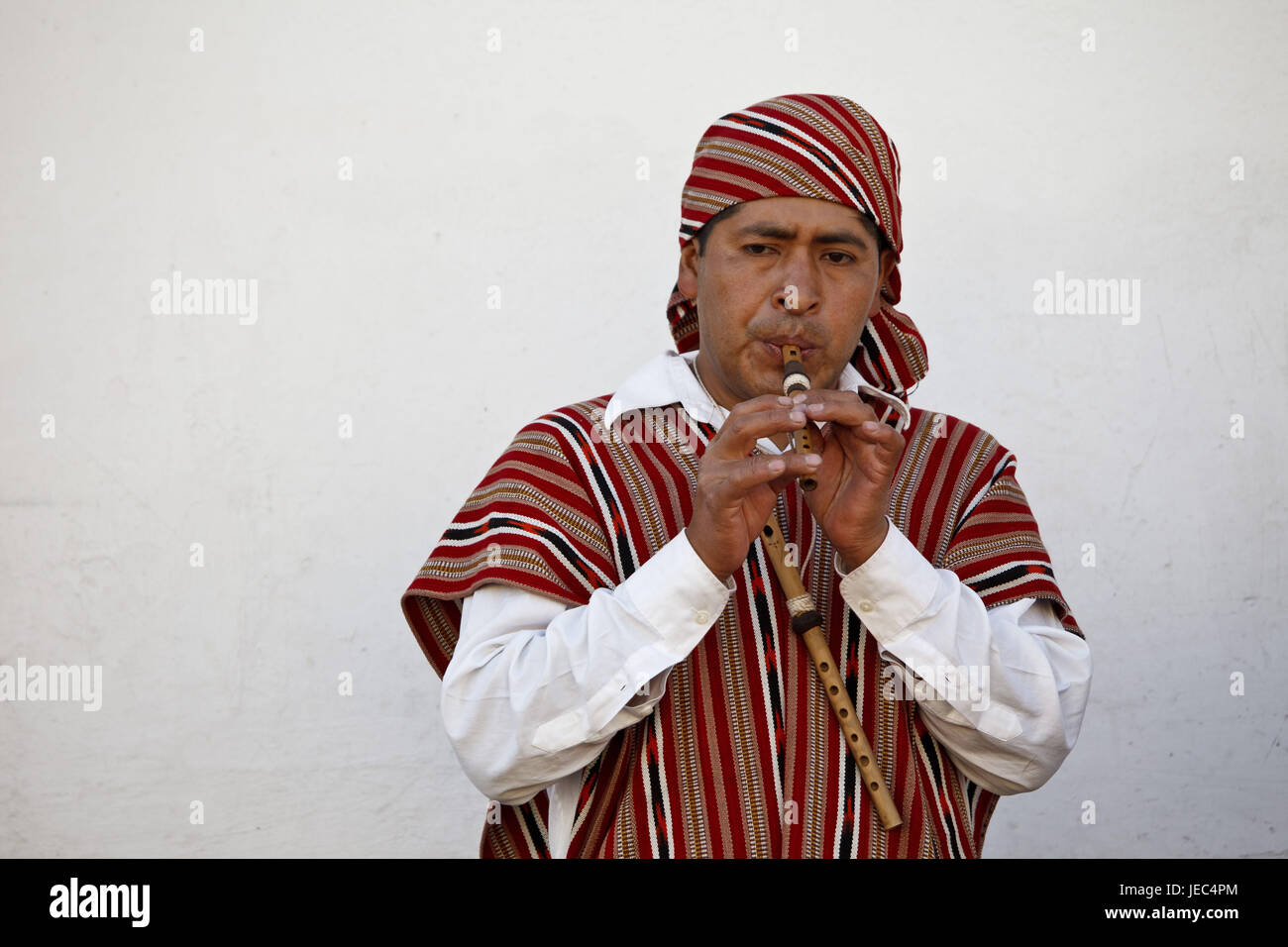 Guatemala, Antigua Guatemala, l'homme, Maya, faire de la musique, flûte, le modèle ne libération, Banque D'Images