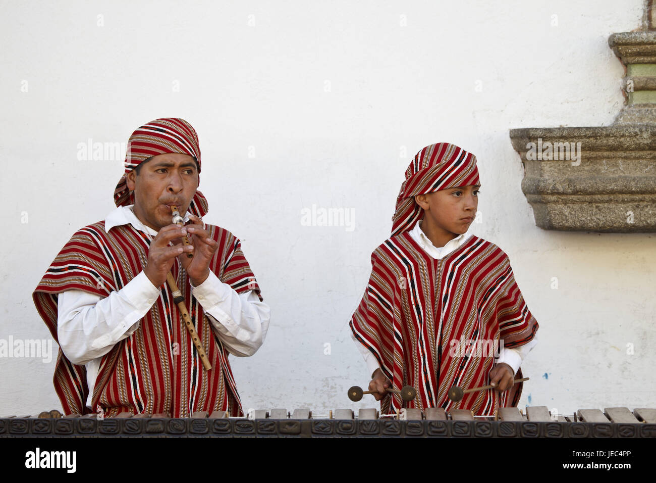 Guatemala, Antigua Guatemala, garçon, homme, Maya, faire de la musique, Marimba, flûte, le modèle ne libération, Banque D'Images