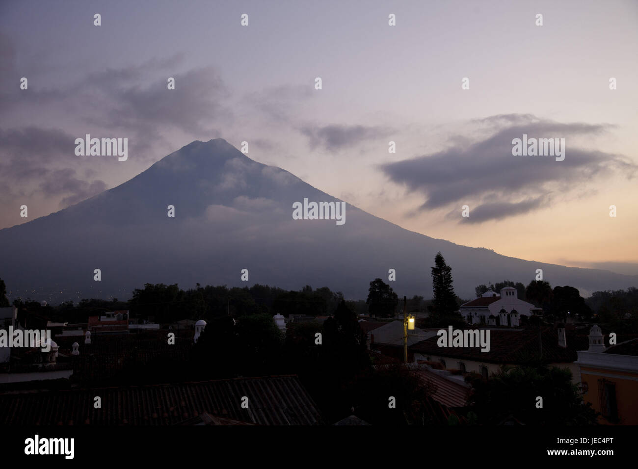 Guatemala, Antigua Guatemala, le volcan Agua, vue sur la ville, Banque D'Images