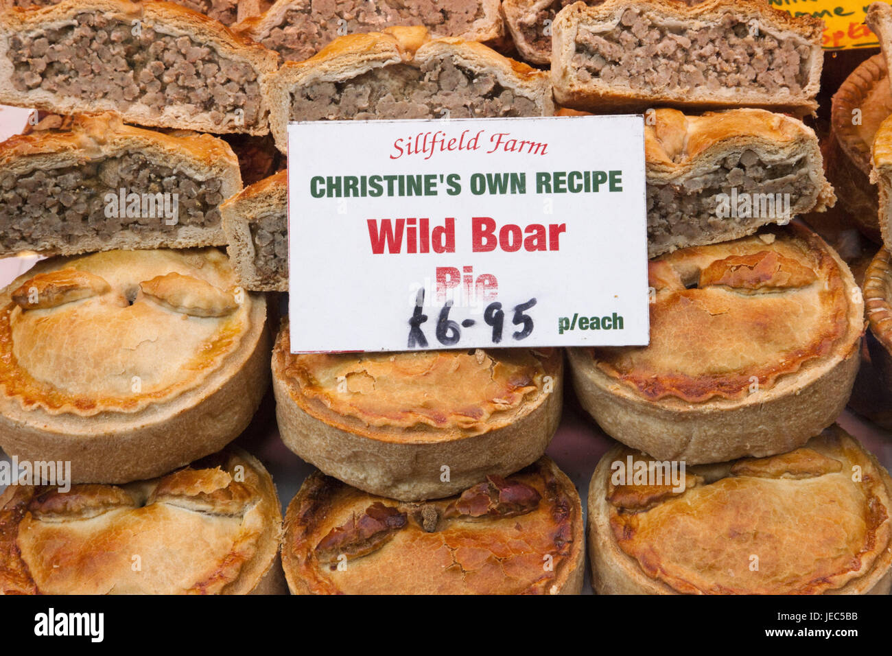 L'Angleterre, Londres, Southwark, Borough Market, l'état de l'alimentation, les pâtés à la viande de sanglier jeu, ville, marché alimentaire, tourtière, sanglier, medium close-up, étiquette de prix, Banque D'Images