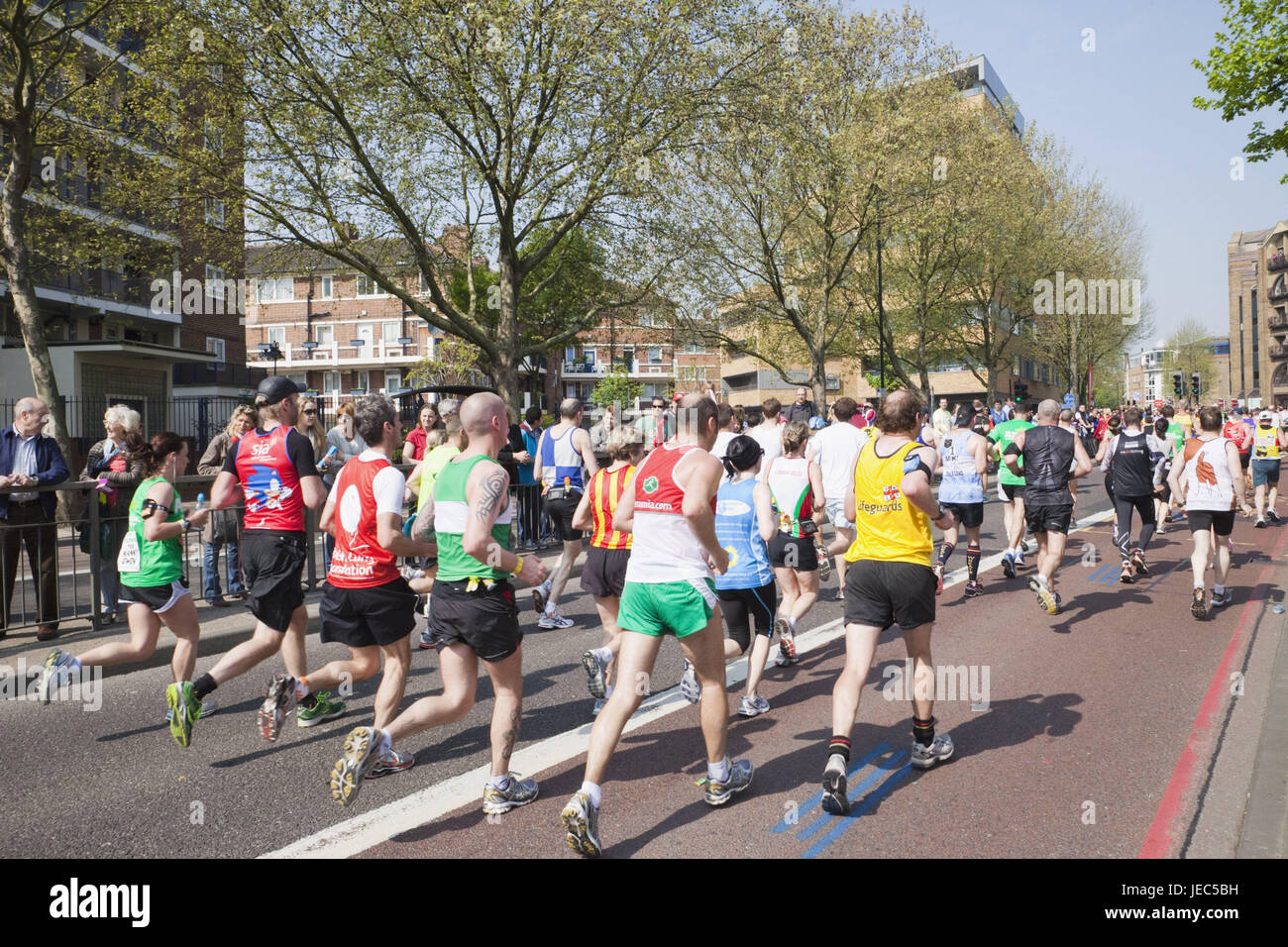 L'Angleterre, Londres, London marathon, marathon runner, vue de dos, ville, marathon, sport, courir, les pieds, les os, groupe, runner, participant, sportif, événements, les spectateurs, les gens, Banque D'Images