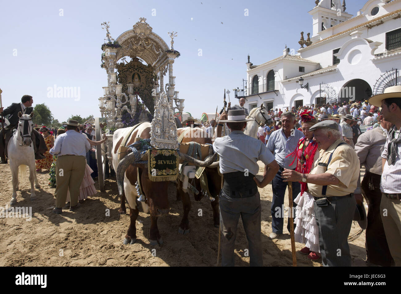 Espagne, Andalousie, El Rocio, Romeria du pèlerin, train, décoré du boeuf, combinaison de moto Banque D'Images