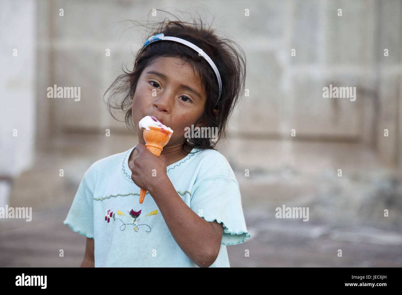 Guatemala, Antigua Guatemala, fille, Maya, de la glace, de l'alimentation, le modèle ne libération, Banque D'Images