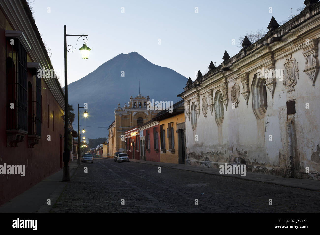 Guatemala, Antigua Guatemala, rue, maisons, le volcan Agua, nuit, Banque D'Images