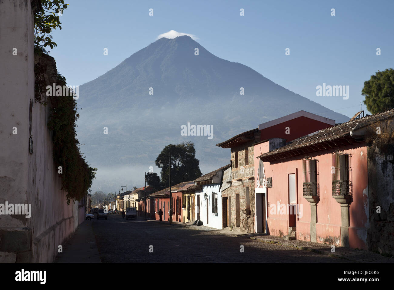 Guatemala, Antigua Guatemala, rue, maisons, le volcan Agua, Banque D'Images