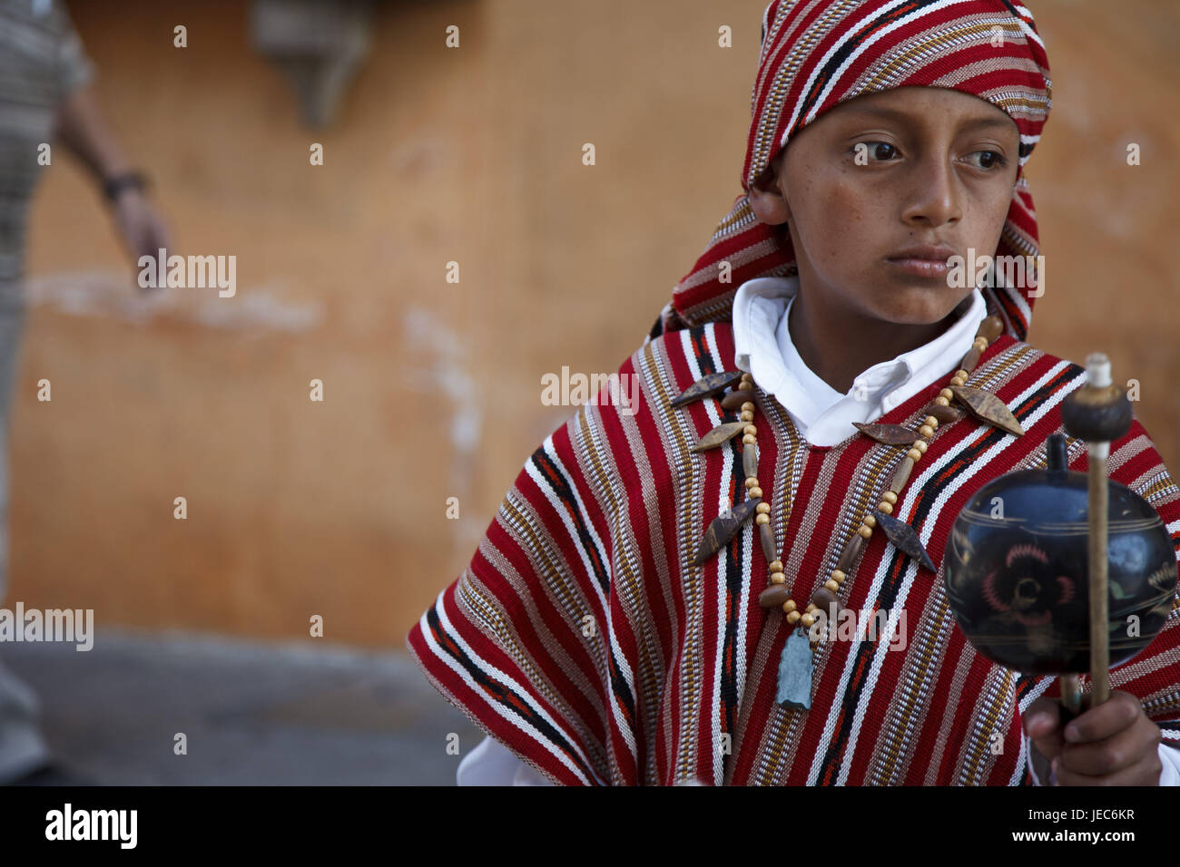 Guatemala, Antigua Guatemala, garçon, Maya, faire de la musique, le modèle ne libération, Banque D'Images
