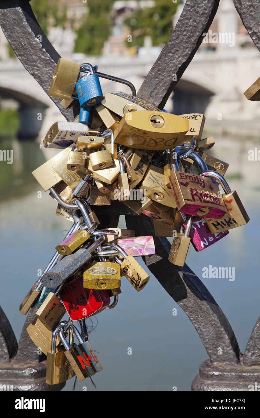 L'Italie, Rome, Angel's Bridge, balustrade, verrous, Banque D'Images