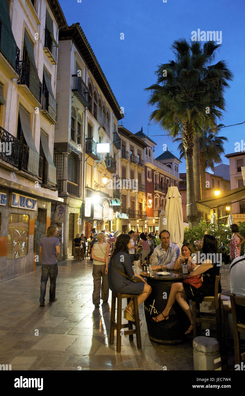 Espagne, Andalousie, Grenade, plaza Romanilla, personne dans le café de la rue la nuit, Banque D'Images