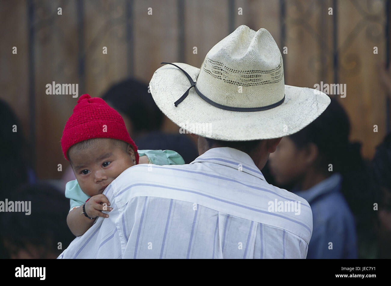 Le Honduras, Copan, cowboy, vue de dos, bébé, attente, le modèle ne libération, l'Amérique centrale, en Amérique latine, la destination, le lieu, les gens, l'homme, père, pion, 5600, stetson, de soins, de coiffures, enfant, porter, à l'extérieur, Banque D'Images