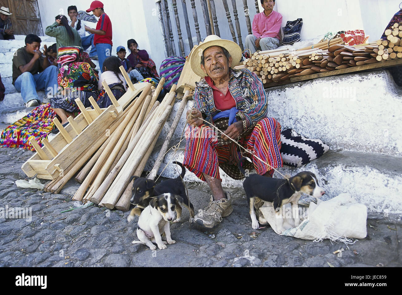 Guatemala, Chichicastenango, église Santo Tomas, marché, vendeur, vente, chiot, le modèle ne libération, l'Amérique centrale, en Amérique latine, highland, destination, point d'intérêt, marché le dimanche, personne, Maya, la tribu, le produit, le commerce, le vendeur, à l'extérieur, les escaliers, les animaux, les chiens, les jeunes animaux, Banque D'Images