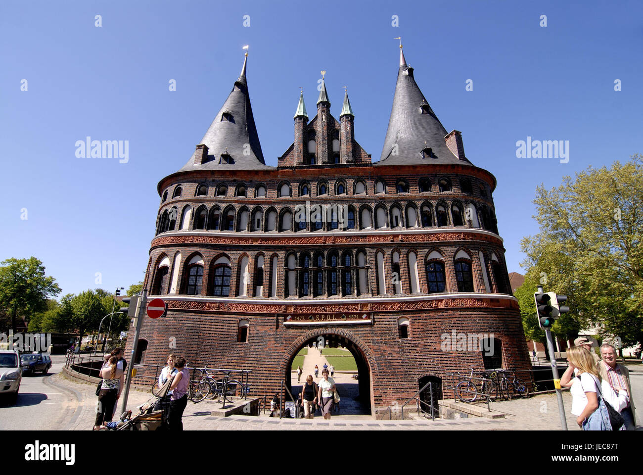 Allemagne, Schleswig - Holstein, Lübeck, Holstentor, touristiques, de l'Allemagne du Nord, ville hanséatique, Vieille Ville, porte de la ville, objectif, objectif 2 tours, bâtiment, architecture, structure, flandrisch, historiquement, le lieu d'intérêts, monument, patrimoine culturel mondial de l'UNESCO, destination, touristiques, personne, Banque D'Images