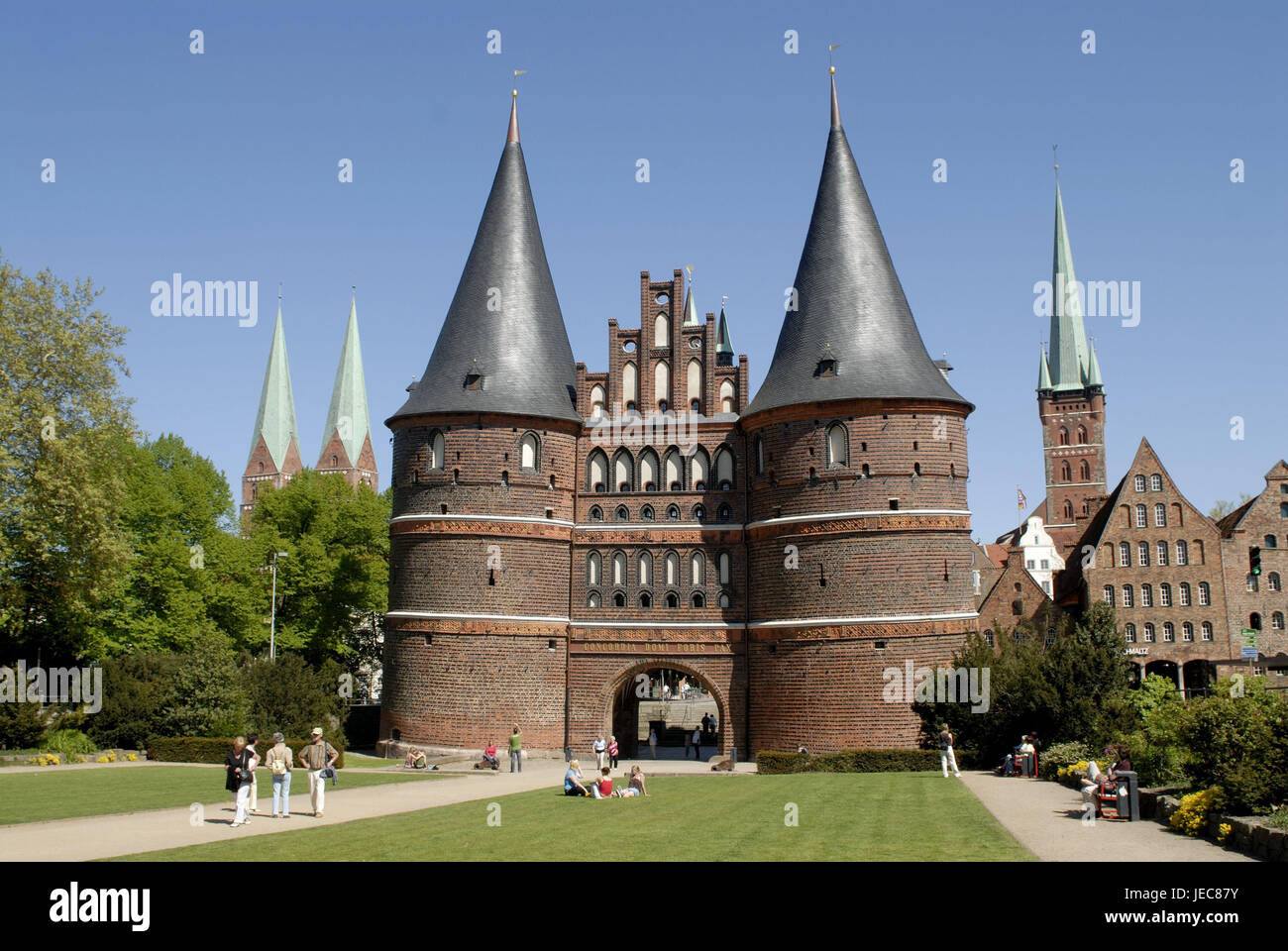 Allemagne, Schleswig - Holstein, Lübeck, Holstentor, touristiques, de l'Allemagne du Nord, ville hanséatique, Vieille Ville, porte de la ville, objectif, objectif 2 tours, bâtiment, architecture, structure, flandrisch, historiquement, le lieu d'intérêts, monument, patrimoine culturel mondial de l'UNESCO, destination, touristiques, personne, Banque D'Images
