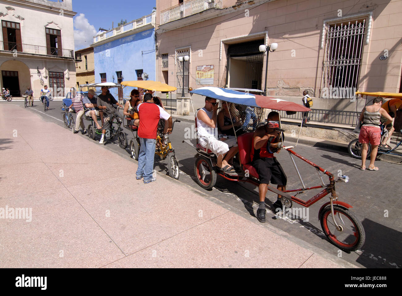 Cuba, Camagüey, route, location rickshas, les touristes, les Caraïbes, île, ville, rue, trafic, personne, rickshas, transport, transport d'êtres humains, le tourisme, la destination, l'icône, service, travail, profession, revenu, Banque D'Images