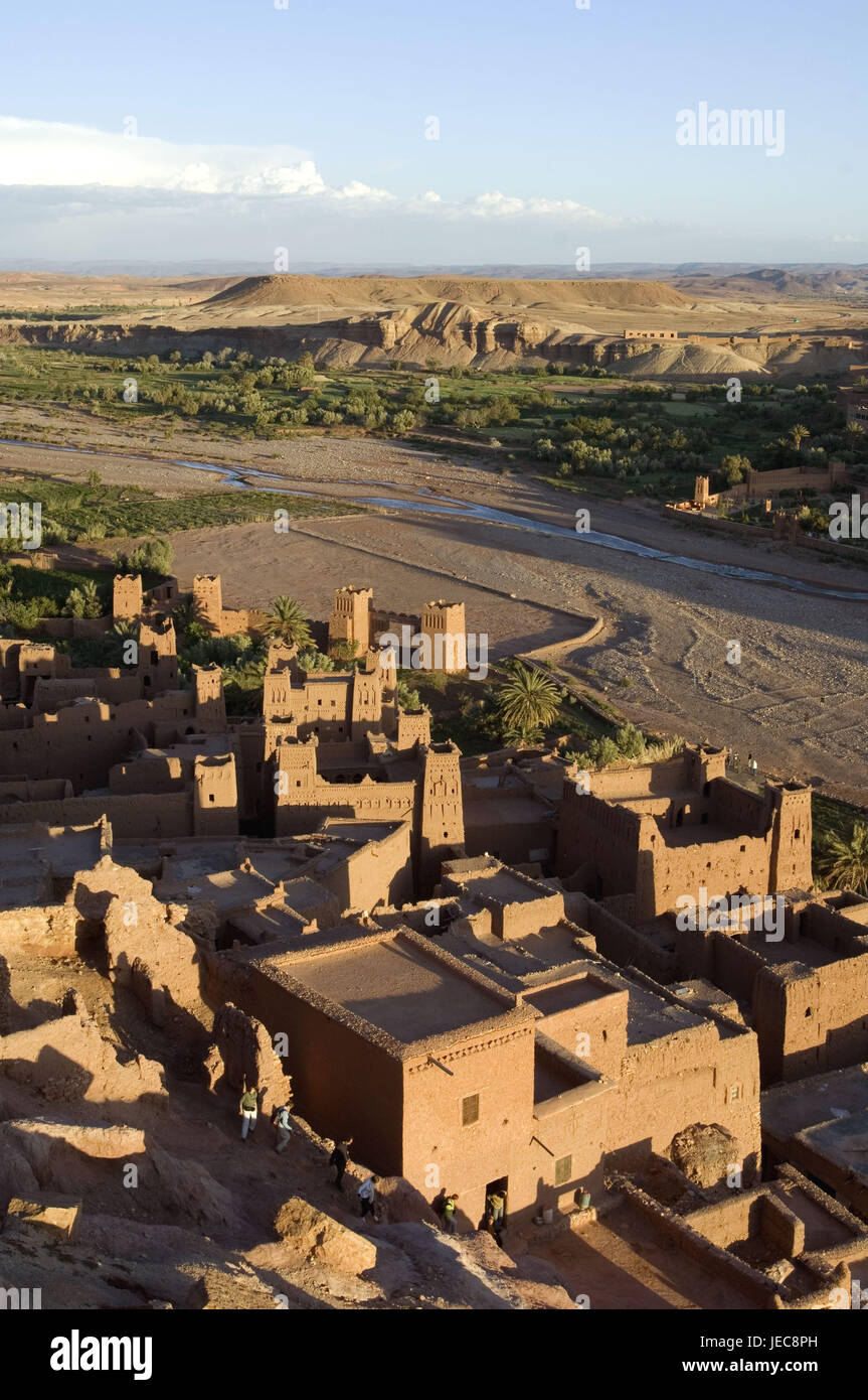 Le Maroc, Aït-Ben-Haddou, aperçu local, rivière, paysage, Afrique, Afrique du Nord, l'endroit, Ksar, maisons, mucky méthode de construction, généralement, typiquement pour des pays, mucky maisons, l'architecture, l'architecture, de la végétation, sale à l'extérieur, point d'intérêt, à l'UNESCO patrimoine culturel mondial, la destination, vue, touristiques, personne, Banque D'Images