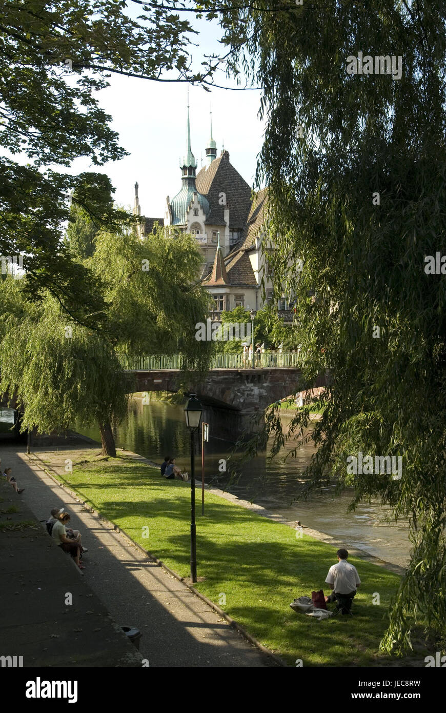 France, Alsace, Strasbourg, flux mauvais, banque, promenade, pré, vacancier, l'Europe, ville, zone de loisirs de verdure, zone de loisirs, Riverside, promenade, arbres, feuillus, pelouse, pont, maison, personne, les loisirs, le repos, Banque D'Images