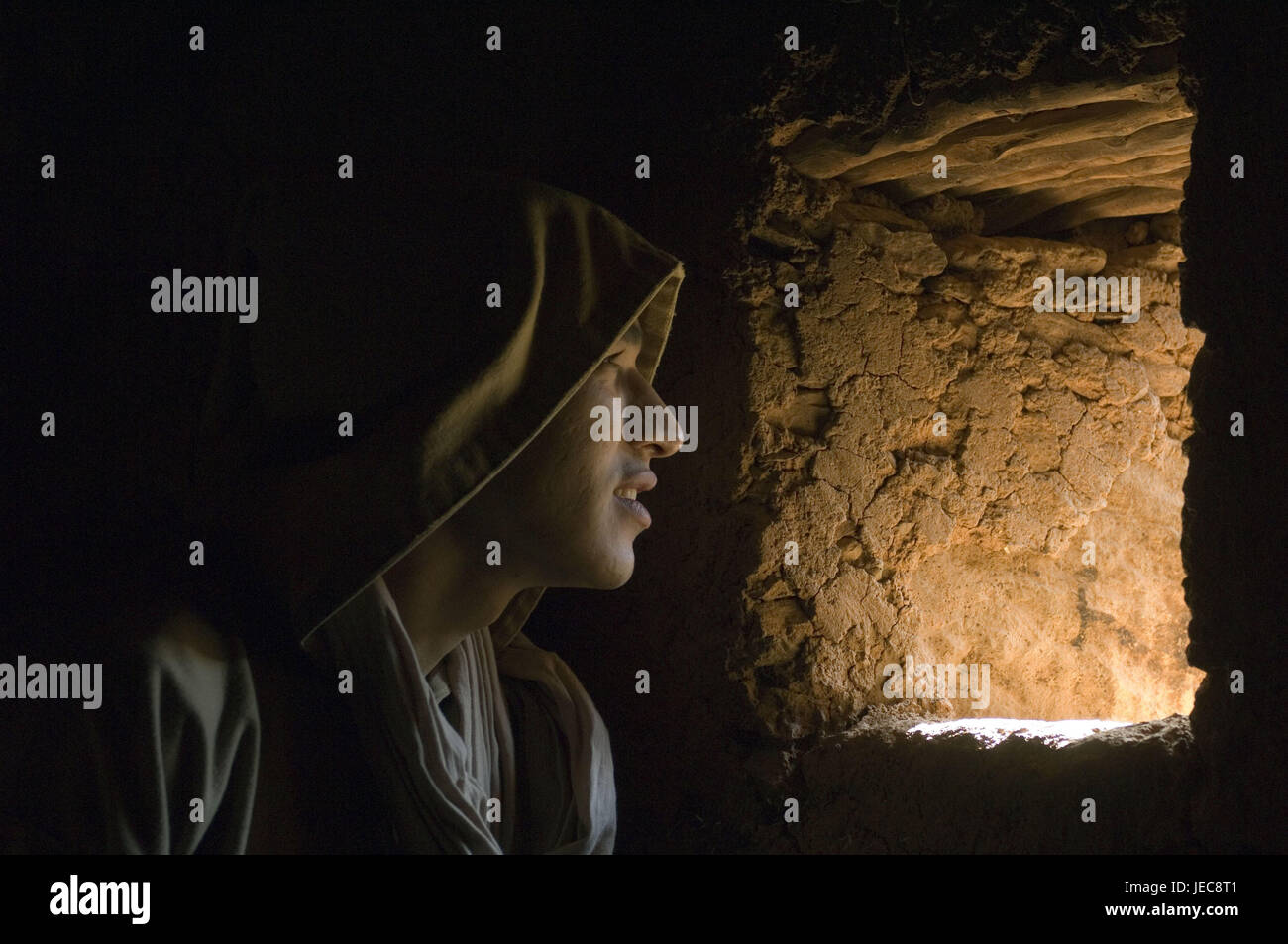 Le Maroc, Tafraoute, mucky house, détail, fenêtre, l'homme, sur le coté, la voie, l'obscurité, aucun modèle de presse, Afrique, Afrique du Nord, village de montagne, maison, bâtiment, construction, architecture méthode boueux, personne, locale, cachette, l'ombre, à l'intérieur, Banque D'Images