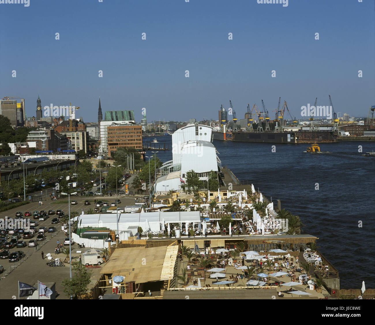 Allemagne, Hambourg, l'Elbe, l'emplacement, vue, pays d'accueil des clubs de plage, les quais, anciennement Fähr et le terminal de croisière, dans le Nord de l'Allemagne, ville, ville hanséatique, port, ville, grues, rivière, canal, rivière, loisirs, clubs, bars, van-der-Smissen-Straße, gastronomie, personne, l'expérience de la gastronomie, des bars de plage', 'beach sensation, Edgar angel est difficile quay, maison de tuning, vue sur la ville, l'été, Banque D'Images