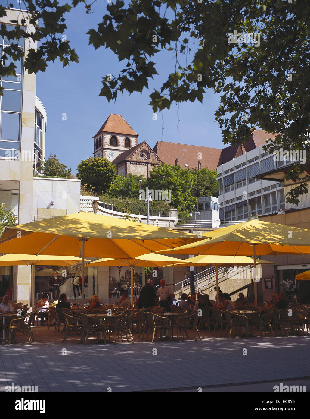 Allemagne, Bade-Wurtemberg, Pforzheim, marché, street cafe, Michael's Church, Ville, Centre, centre-ville, bar, brasserie, café, restaurant, à l'extérieur, les gens, les écrans d'affichage, de nuances, de l'église, bâtiment, paysage urbain, Banque D'Images