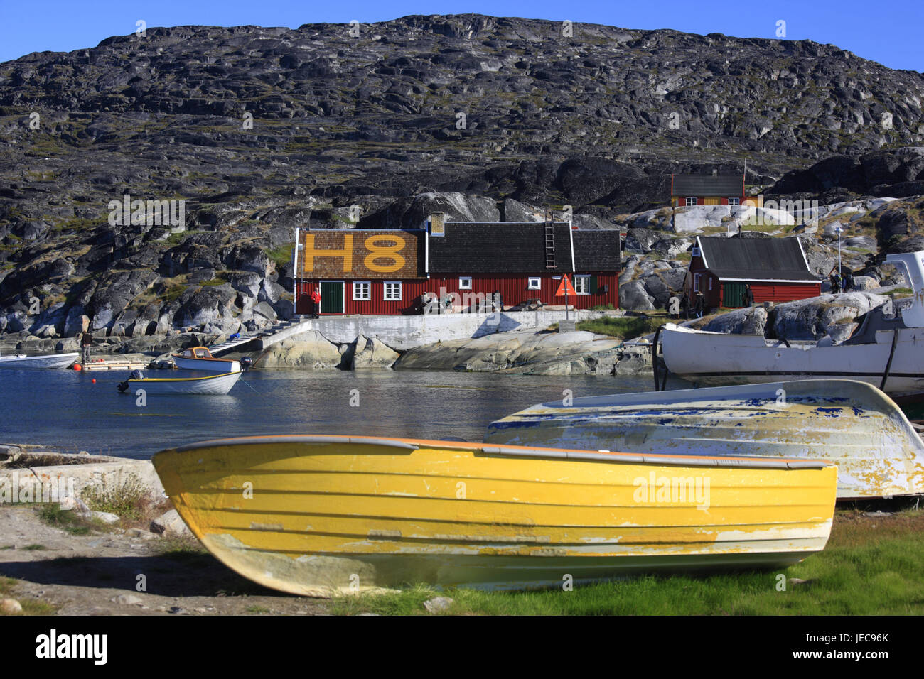 Le Groenland, Soirée Disco Bay, Rodebay, maisons, maisons bois, oar des bottes, l'ouest du Groenland, paysages côtiers, littoral, zones côtières place, bay, rock, la bile, la montagne, l'Arctique, cabane en bois, de l'établissement, village, bottes, village Inuit, port, à l'extérieur, Banque D'Images